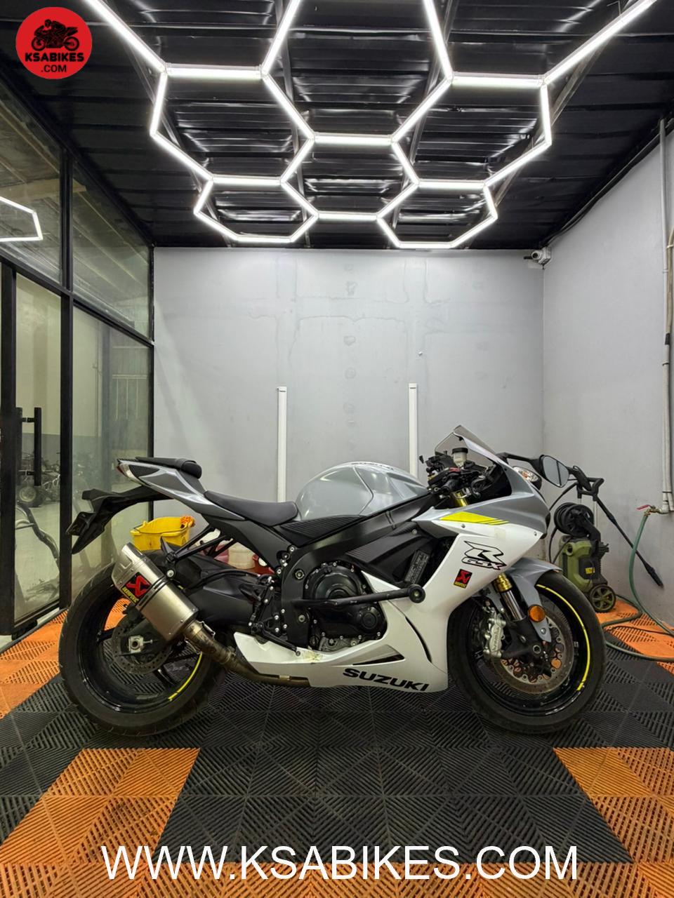 Suzuki GSX-R750 سوزوكي